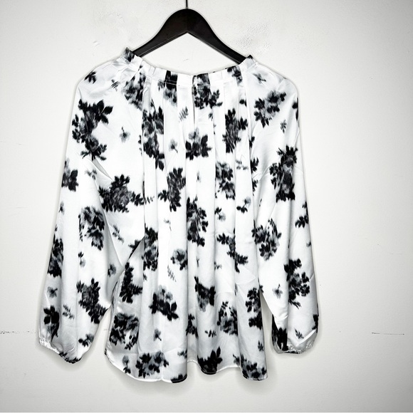 Ann Taylor Ikat Floral Pleat Neck Top Black & White Size Medium - Picture 4 of 10